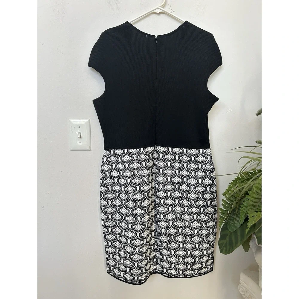 St. John Knit Sheath Dress Black White Mixed Media Honeycomb Midi Luxury Sz 14 - Picture 3 of 6